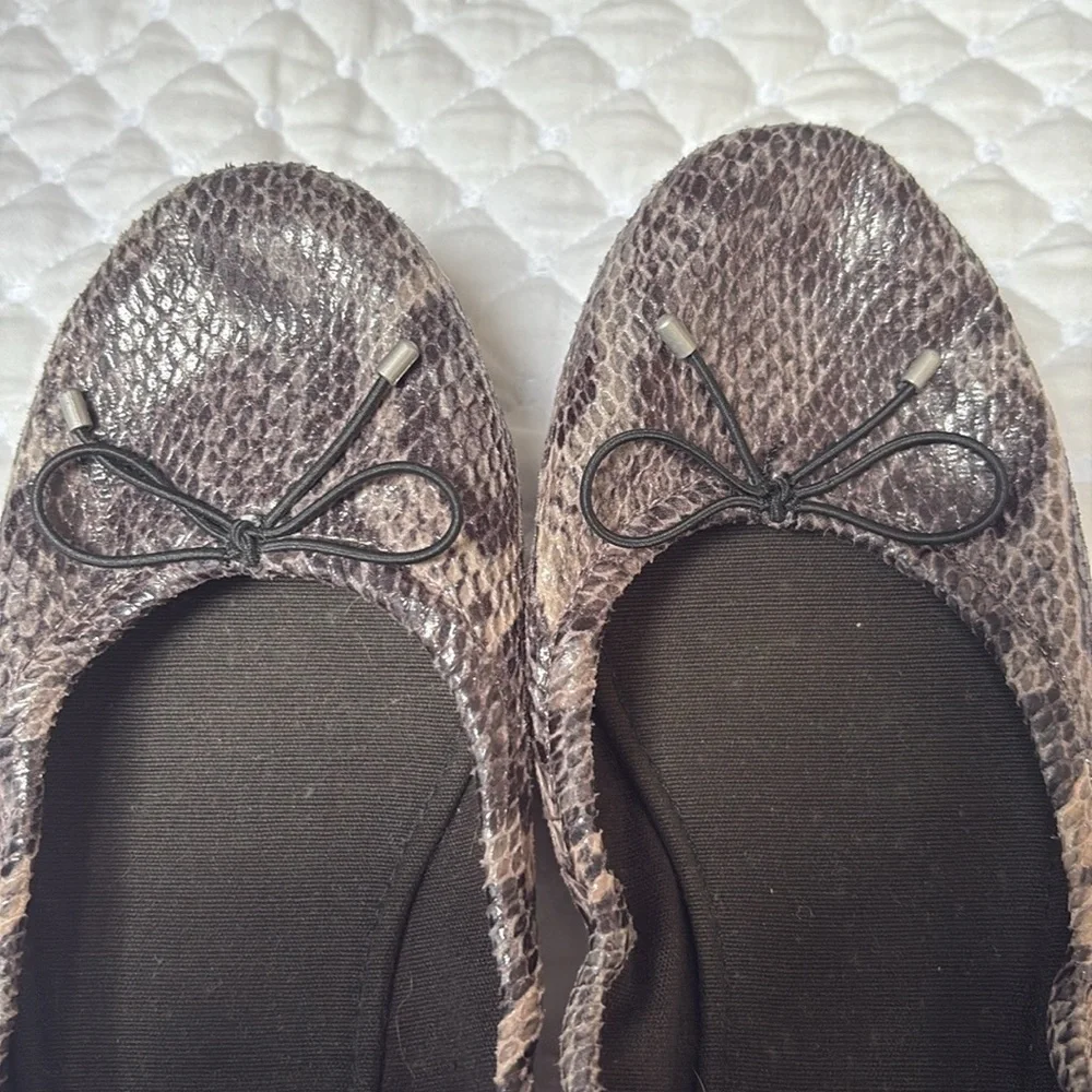 LOFT Snakeskin Patterned Flynn ballet flats size 8.5
